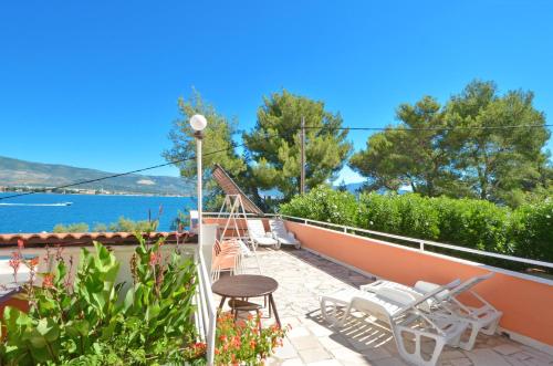 Apartments Alduk with terrace and the sea view