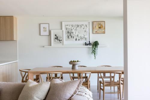 - une cuisine et une salle à manger avec une table et des chaises dans l'établissement Noosa Court Apartment 4, Noosa Heads, à Noosa Heads