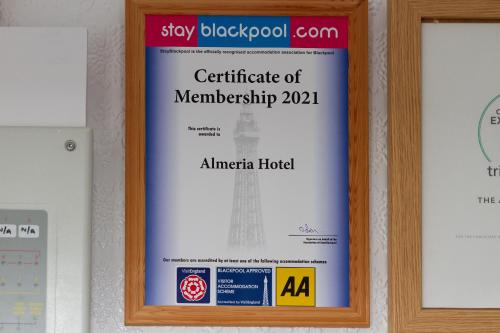 une affiche pour le certificat d'adhésion à l'hôtel Amirica dans l'établissement The Almeria, à Blackpool