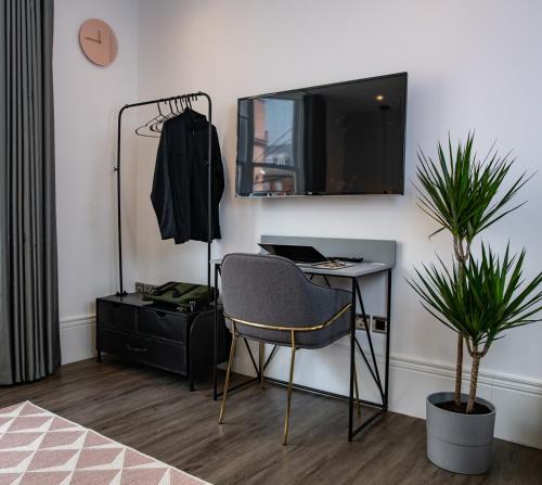 a room with a desk and a chair and a mirror at Nitehouse in Reading