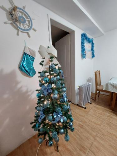 un albero di Natale con ornamenti blu in una stanza di Borsko jezero a Bor