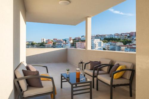 een balkon met stoelen en een tafel met uitzicht bij Luxury penthouse Papic in Split