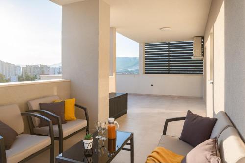 een woonkamer met 2 banken en een tafel bij Luxury penthouse Papic in Split