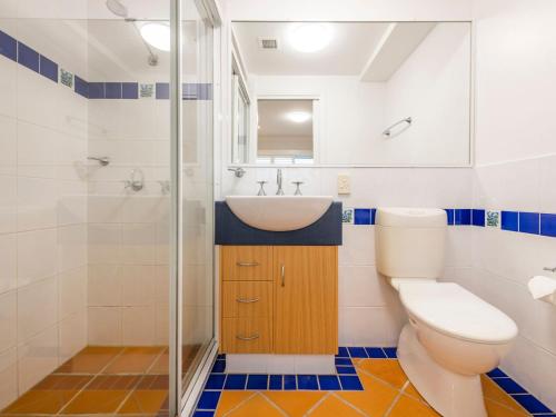 W łazience znajduje się umywalka, toaleta i prysznic. w obiekcie Riverview Apartments 2 3 Building 2 Unit 3 w mieście Iluka