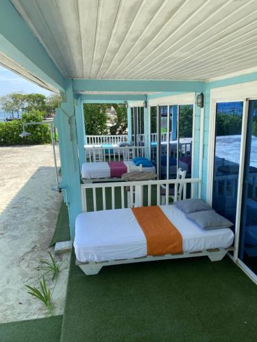 um quarto com duas camas na praia em El Embrujo Tintipan em Tintipan Island