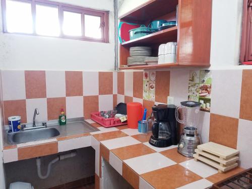 eine Küche mit einer Spüle und einer Arbeitsplatte in der Unterkunft Casa de Descanso Chignahuapan in Chignahuapan