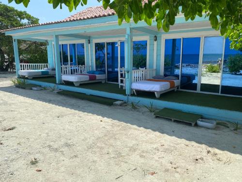 El Embrujo Tintipan في Tintipan Island: شرفة على الشاطئ مع إطلالة على المحيط