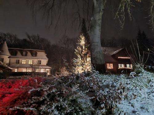 a house at night with snow and lights at 4 Sterne-Haus am See in Waren