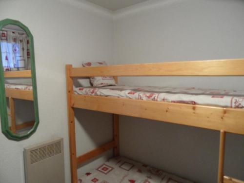 Двох'ярусне ліжко або двоярусні ліжка в номері Studio Chamrousse, 1 pièce, 4 personnes - FR-1-340-253