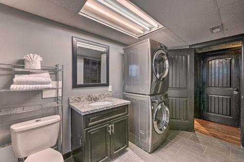 y baño con lavadora y secadora. en Medieval-Themed Home with Large Jacuzzi and Theater!, en Taylorsville
