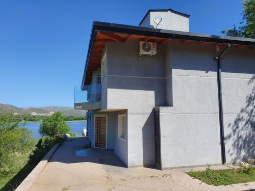 a house with a view of the water at Balcones del Lago in Villa Parque Siquiman