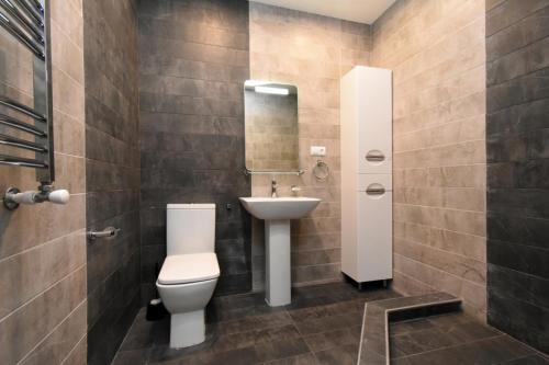 Malibu في يريفان: حمام مع مرحاض ومغسلة