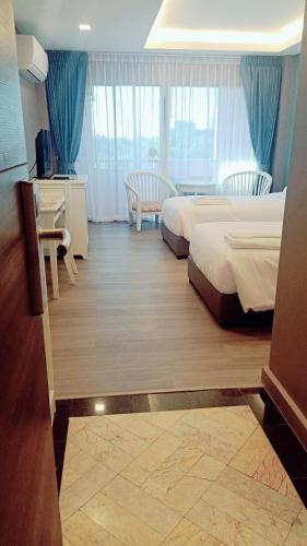 Postel nebo postele na pokoji v ubytování Chiangmai Gate Hotel
