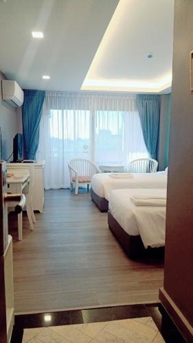 Postel nebo postele na pokoji v ubytování Chiangmai Gate Hotel