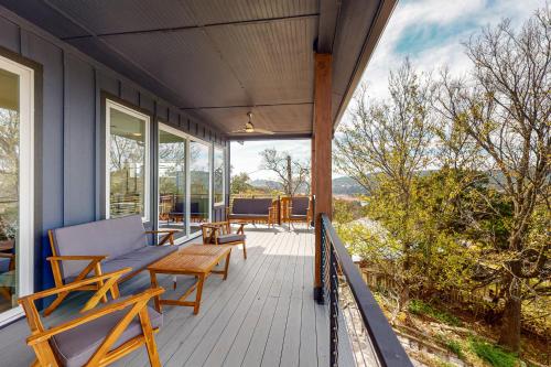 Lakefront Luxury – Photos 2