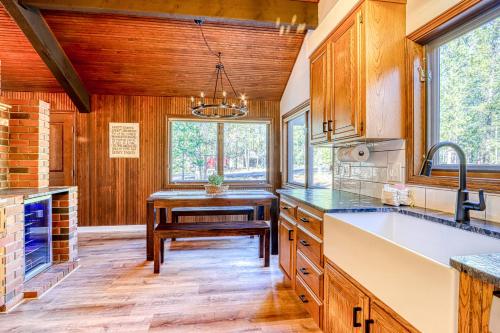 Kuchyň nebo kuchyňský kout v ubytování Wildwood Wonder