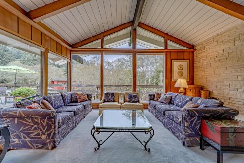 a living room with couches and a table at Mimi's Ranch House in Bayside