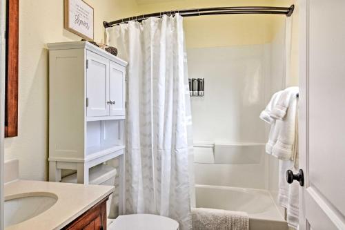 Un baño con una cortina de ducha blanca y un lavabo. en Albuquerque Studio with Shared Pool and Fire Pit!, en Albuquerque