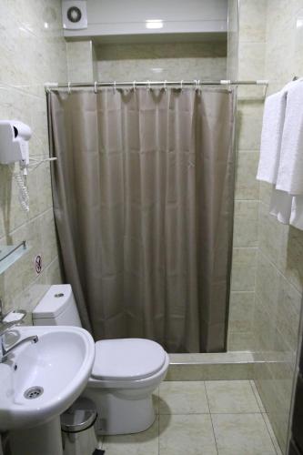Ванная комната в Orion Hotel Tashkent