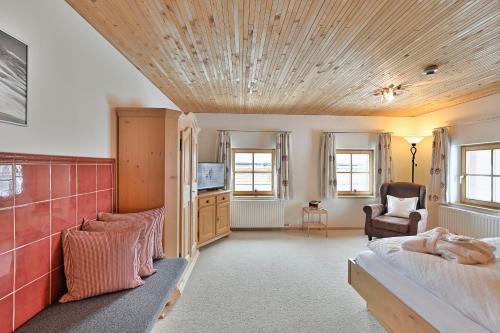 a bedroom with a bed and a couch at Appartement Omesberg 1 in Lech am Arlberg