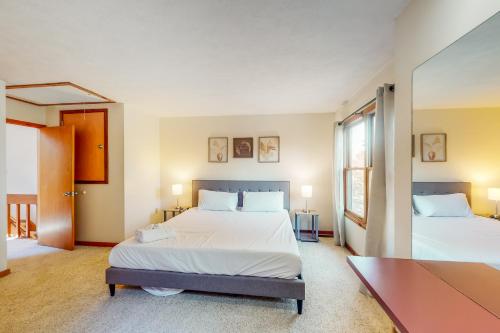 Un pat sau paturi într-o cameră la Shawnee Escape