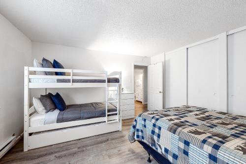 a bedroom with two bunk beds and a bed at North Tahoe Nest in Incline Village