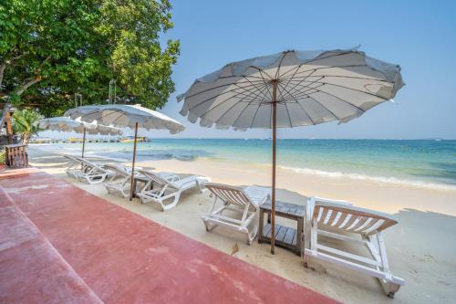 Een strand bij of vlak bij het resort