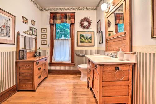 Ένα μπάνιο στο Historic Gaylord Home in Heart of Downtown!