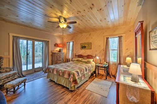 um quarto com uma cama e um tecto de madeira em Spacious Cabin on Silver Lake Hike and Ski! 