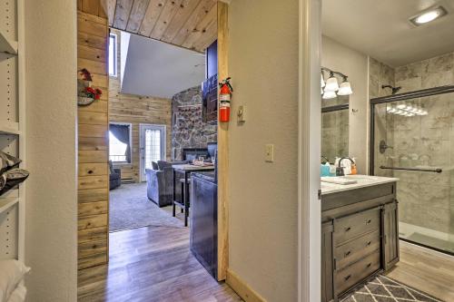 Eldhús eða eldhúskrókur á 2 Mi to Skiing Studio with Pool Access in Granby!