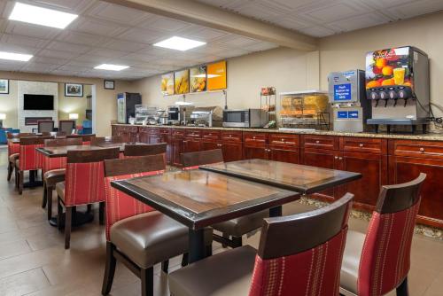 a restaurant with tables and chairs and a counter at Comfort Inn Matthews / Charlotte in Matthews