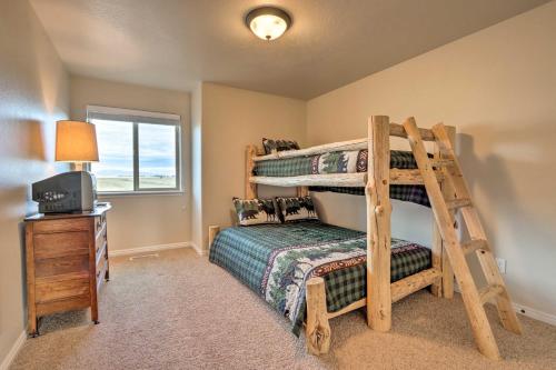 Un ou plusieurs lits dans un hébergement de l'établissement Donnelly Townhome with Mtn Views and Fire Pit!