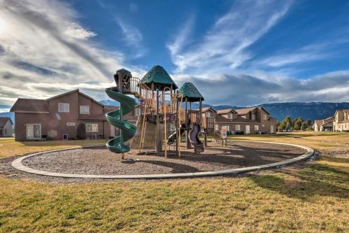 Gallery image of Donnelly Townhome with Mtn Views and Fire Pit! in Donnelly