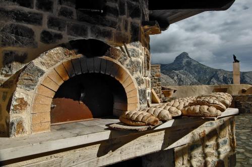 a brick oven with a bunch of bread in it at Thalori Traditional Ecotourism Village in Kapetanianá