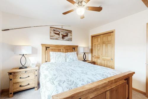 1 dormitorio con 1 cama y ventilador de techo en Bald Mountain Views en Grand Lake
