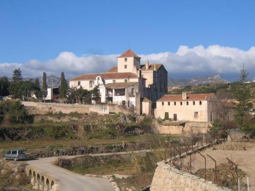 a house on a hill with a road in front of it at Casa Rural Hípica Molí categoria superior in Rosell