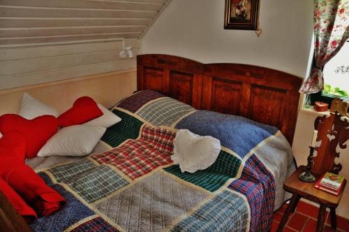 Tempat tidur dalam kamar di Vineyard Cottage Vercek