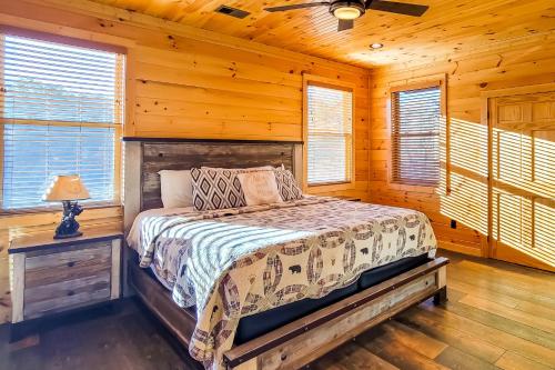 una camera con un letto in una baita di tronchi di 3 Lazy Bears Chalet a Gatlinburg
