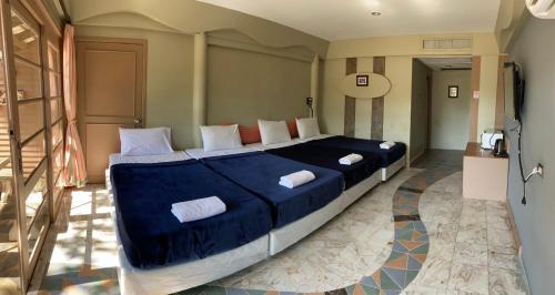 Un pat sau paturi într-o cameră la Rockgarden Beach Resort