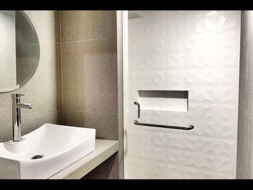 a bathroom with a white sink and a mirror at Casa Valeria, a Slo 10 Minutos De Andares in Guadalajara