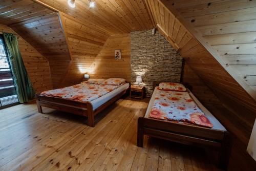 Llit o llits en una habitació de Jurajskie Domki Pod Młyńską Skałą