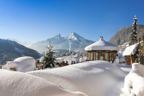 uma aldeia coberta de neve com um gazebo em Ferienwohnungen Scheifler em Berchtesgaden
