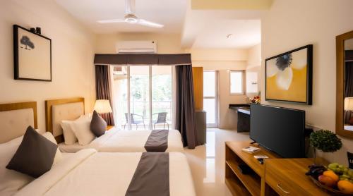 TV a/nebo společenská místnost v ubytování Hotel Reemz Beach Heaven , Anjuna