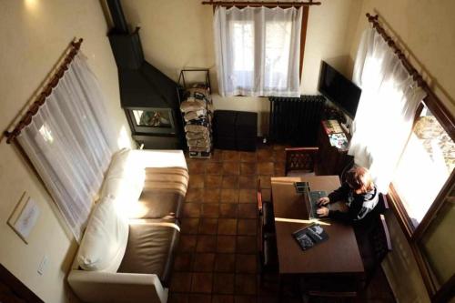 Ein kleiner Junge, der an einem Tisch im Wohnzimmer sitzt. in der Unterkunft Casa Albana Pirineos in Gistaín