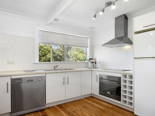 
A kitchen or kitchenette at Beaches @ Culburra - relax and recharge
