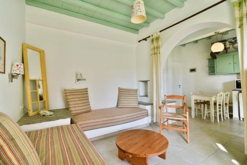 Area soggiorno di Golden Beach Studios & Suites