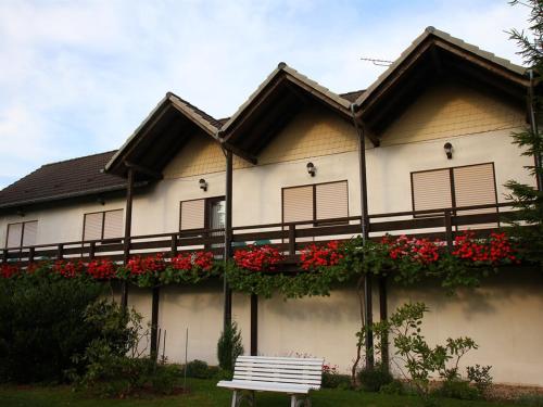 ein Gebäude mit Blumenkästen an der Seite in der Unterkunft Kircheiber Hof in Kircheib