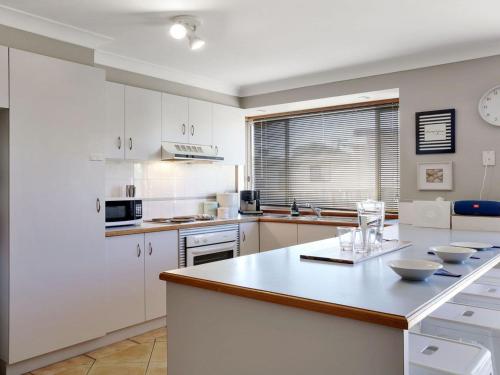 
A kitchen or kitchenette at Cleveland Place - walk to beach and shops
