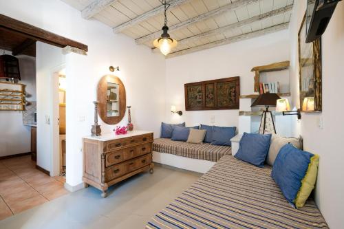 Area soggiorno di Golden Beach Studios & Suites