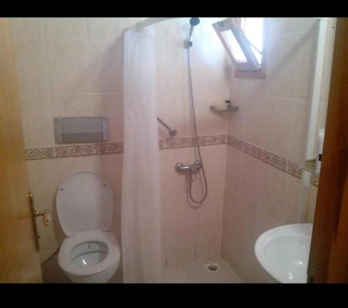 uma casa de banho com um chuveiro, um WC e um lavatório. em KEMER STAR HOTEL em Kemer